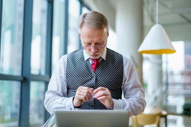 Hombre de negocios emocionado mirando su computadora portátil Hombre adulto dudando sobre su trabajo