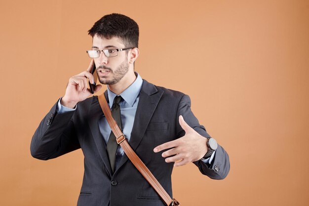 Hombre de negocios emocional hablando por teléfono