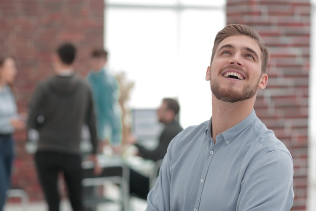 Hombre de negocios enérgico feliz en la oficina