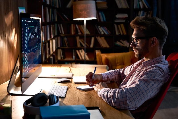 Foto hombre de negocios enfocado analista comerciante mirando monitor de computadora corredor inversor analizando índices gráfico financiero comercio de datos de inversión en línea en criptomoneda gráfico de mercado de valores en pantalla de pc