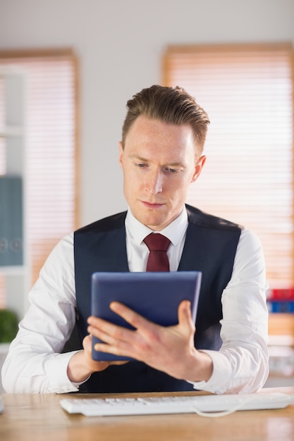 Hombre de negocios enfocado usando su PC de la tableta