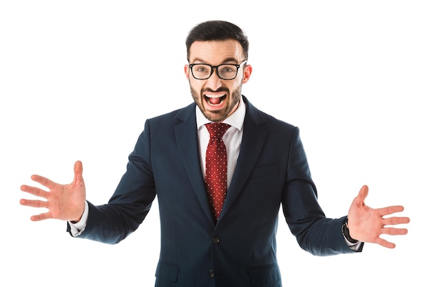 Hombre de negocios enojado con gafas peleando y gesticulando mientras mira la cámara aislada en blanco