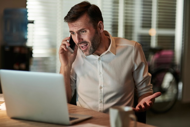 Hombre de negocios enojado hablando por teléfono móvil