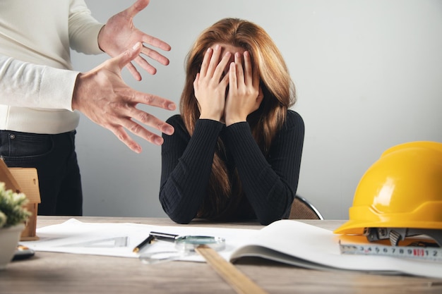 Foto hombre de negocios enojado con mujer triste en la oficina