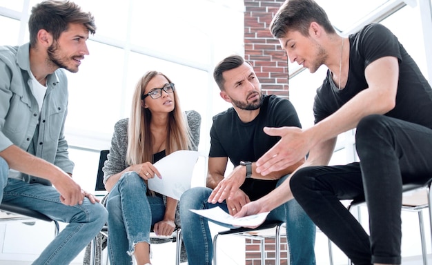 Hombre de negocios entregando documentos al líder durante la reunión