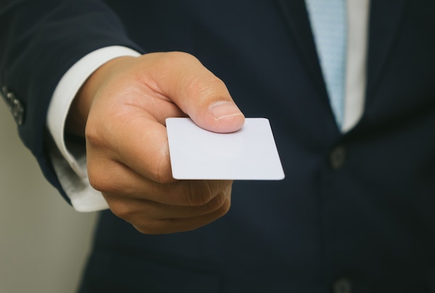 Hombre de negocios entregando una tarjeta de visita en blanco