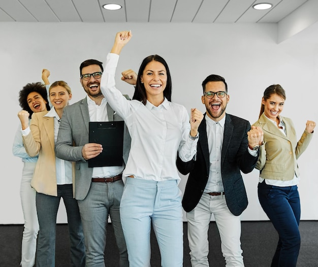 Foto hombre de negocios equipo mujer de negocios éxito reunión celebración compañero de oficina trabajo en equipo feliz alegre celebración grupo inicio estudiante amigo