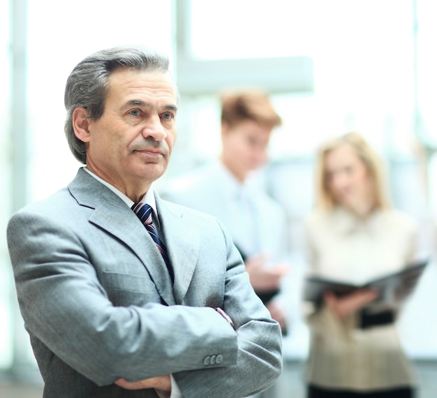 Foto hombre de negocios con equipo