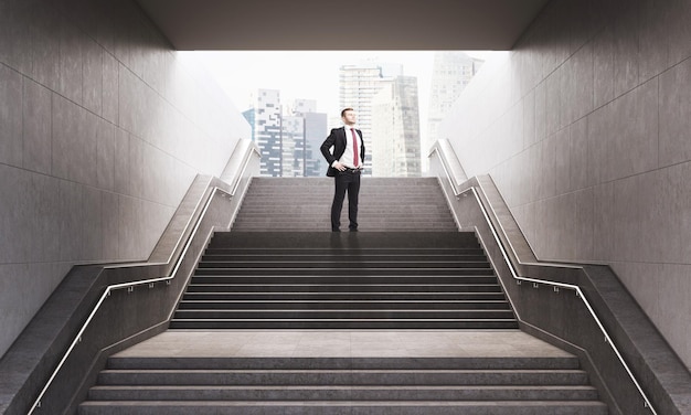 Hombre de negocios en las escaleras