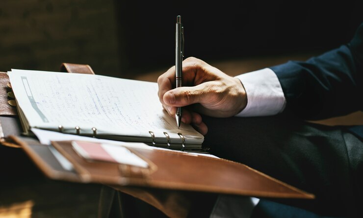 Foto un hombre de negocios escribiendo una nota