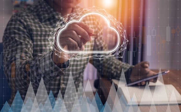 Foto hombre de negocios escribiendo en la nube virtual, concepto de almacenamiento en la nube