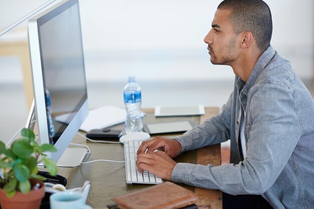 Hombre de negocios escribiendo y planeando en la computadora para la investigación de proyectos creativos y la edición en línea o la redacción de copywriting Escritor editor profesional o joven en el escritorio de la oficina para sitios web y startups