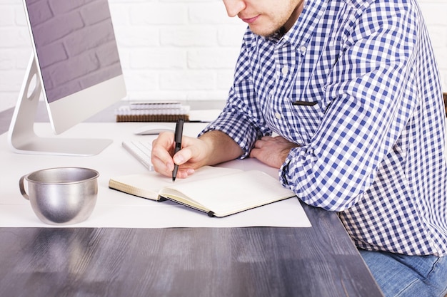 Foto hombre de negocios escribiendo