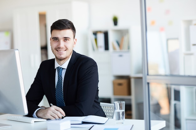 Hombre de negocios, por escritorio