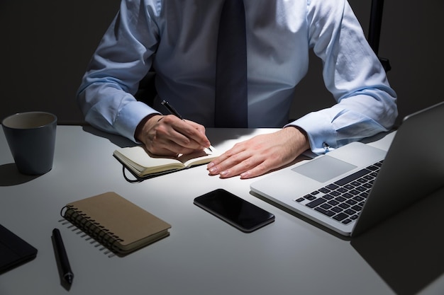 hombre de negocios, escritura, frente