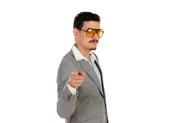 Hombre de negocios especial con gafas vintage y traje gris