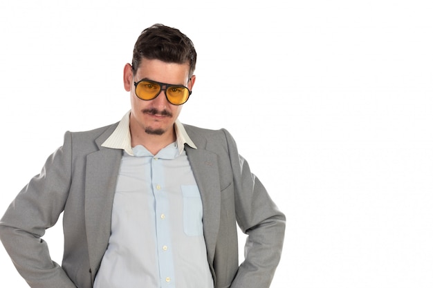 Hombre de negocios especial con gafas vintage y traje gris