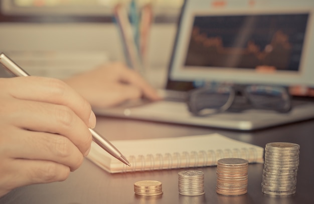 El hombre de negocios está invirtiendo en el intercambio de moneda en su computadora