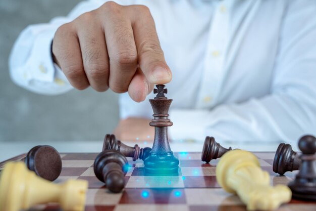 Foto el hombre de negocios estableció metas para el trabajo mano sosteniendo un dardo apuntando al centro objetivo objetivo comercial apuntando a la metáfora del objetivo de marketing el tablero de dardos exitoso define objetivos ideas de inversión de éxito