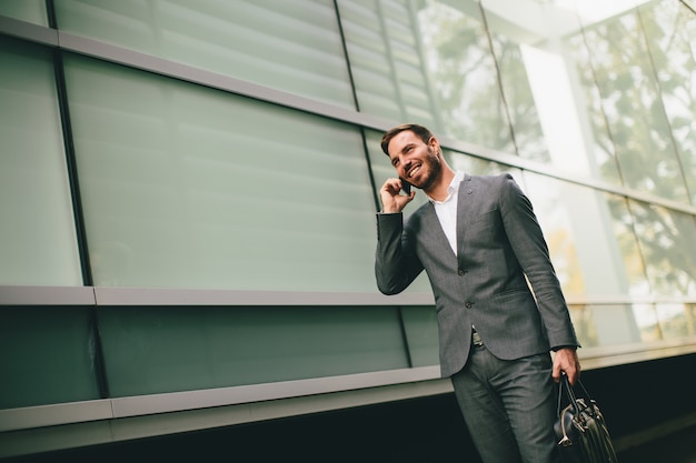 Hombre de negocios con estilo caminando al aire libre