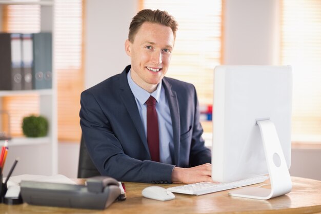 Hombre de negocios con estilo que trabaja en su escritorio