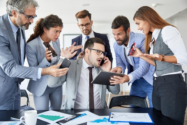 Foto hombre de negocios estresado abrumado problema de trabajo