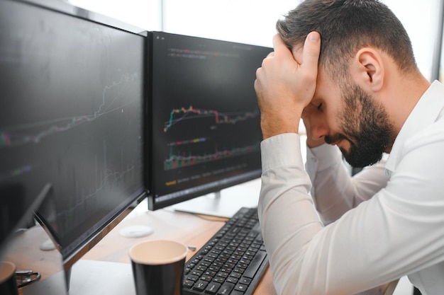 Hombre de negocios estresado comerciante de criptomonedas corredor inversionista analizando el mercado bursátil comercio de criptomonedas decrecientes datos de gráficos caen pérdida desesperada por perder dinero de crisis recesión inflación