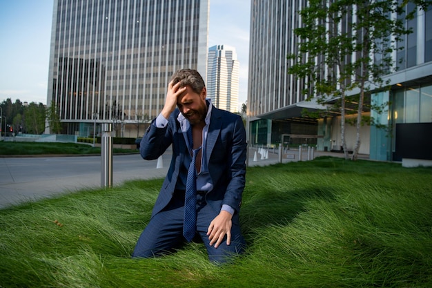 Hombre de negocios estresado después del fracaso del proyecto confundido joven frustrado por el problema empresarial