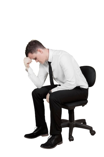 Hombre de negocios estresado con una silla en el estudio