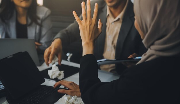 El hombre de negocios estresado tiene tanto papeleo en la oficina.