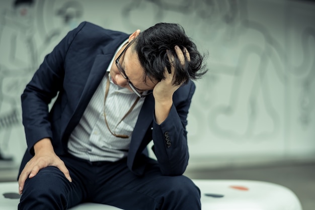 hombre de negocios estresado por el trabajo. ansiedad en la causa adulta a la depresión y un problema.