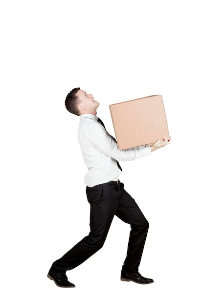 Hombre de negocios europeo llevando una caja en el estudio