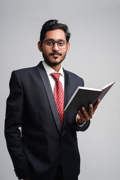 Hombre de negocios exitoso indio joven