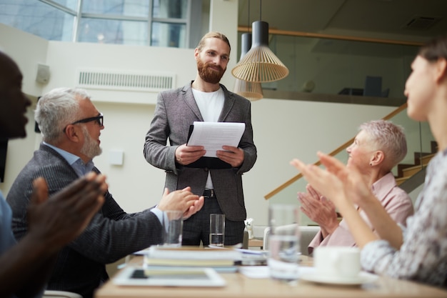 Hombre de negocios exitoso que presenta proyecto