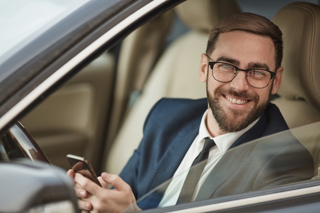 Hombre de negocios exitoso mediante teléfono móvil