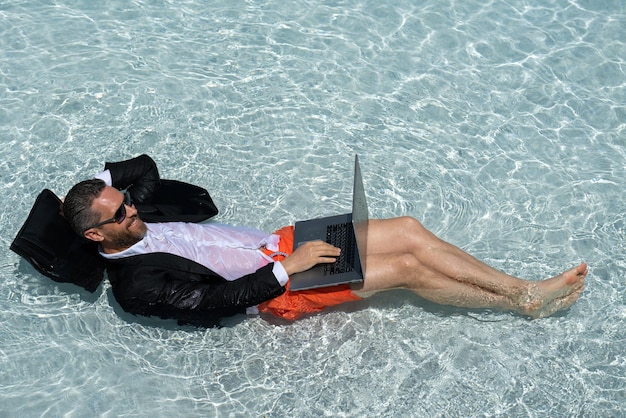 Hombre de negocios exitoso en traje en vacaciones de verano de agua de piscina y concepto de viaje hombre de negocios divertido