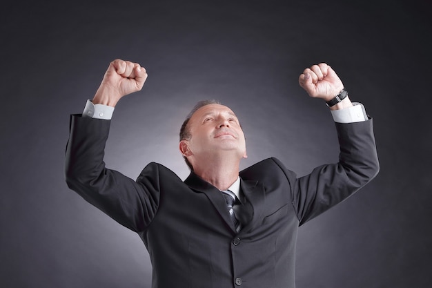 Hombre de negocios feliz aislado sobre fondo negro. foto con espacio de copia