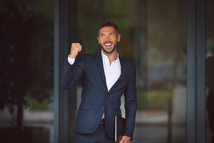 Foto hombre de negocios feliz celebrando el éxito y mostrando el gesto ganador concepto de liderazgo
