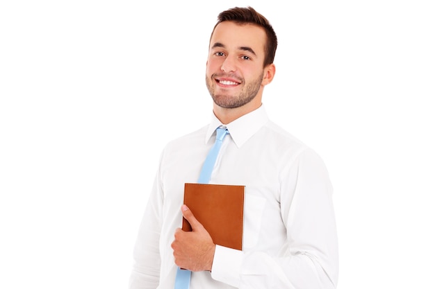 Un hombre de negocios feliz con documentos sobre fondo blanco.