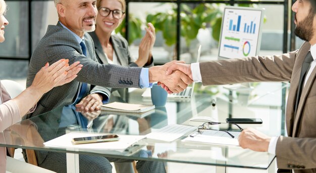 Hombre de negocios feliz estrechando la mano de su socio financiero