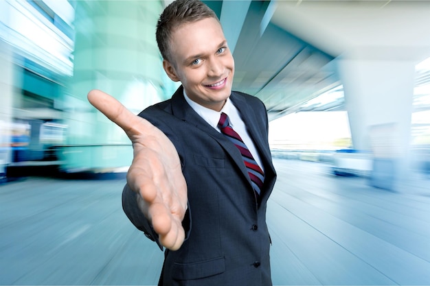 Hombre de negocios feliz joven en traje gris