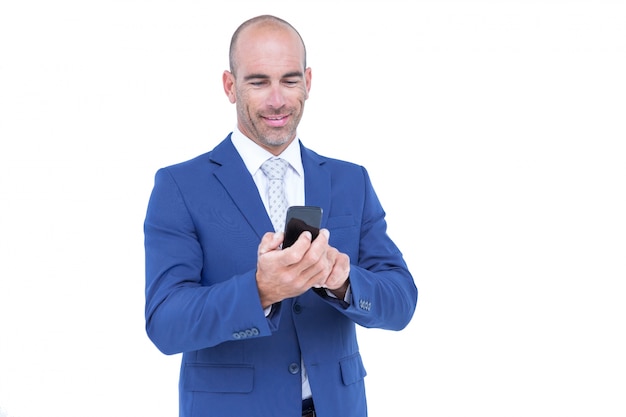 hombre de negocios feliz jugando con su teléfono inteligente