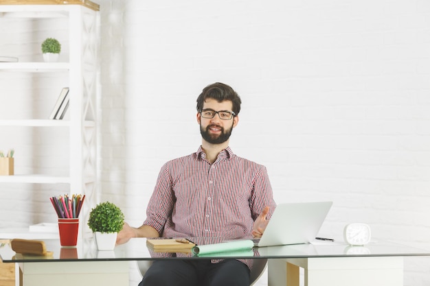 Foto hombre de negocios feliz en oficina