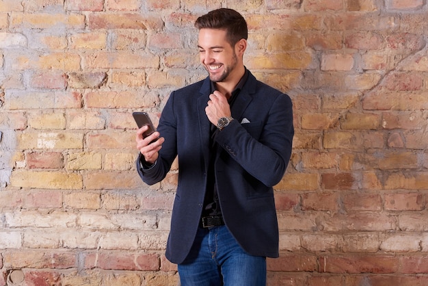 Hombre de negocios feliz con smartphone