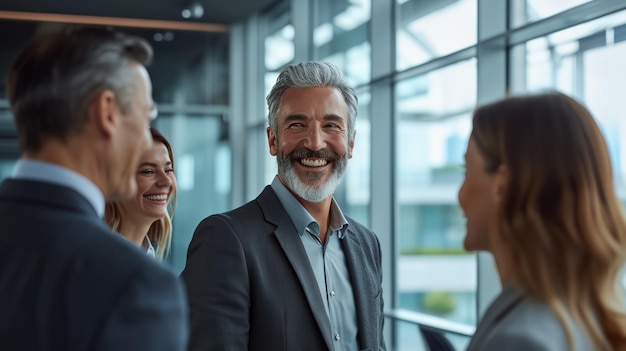 Foto un hombre de negocios feliz y sonriente saludando y hablando con sus colegas de trabajo en una reunión de negocios