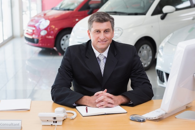 Hombre de negocios feliz trabajando en su escritorio