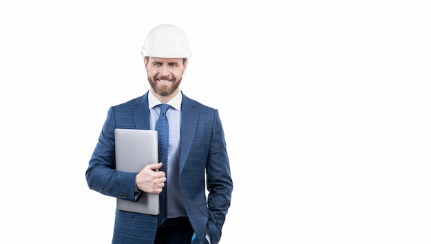 Hombre de negocios feliz en traje y casco de seguridad mantenga la computadora portátil aislada en el negocio de seguridad del espacio de copia en blanco