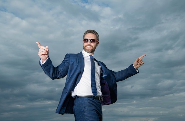 Foto hombre de negocios feliz en traje de negocios foto de hombre de negocios en traje hombre de negocios en traje en el fondo del cielo hombre de negocios en traje al aire libre