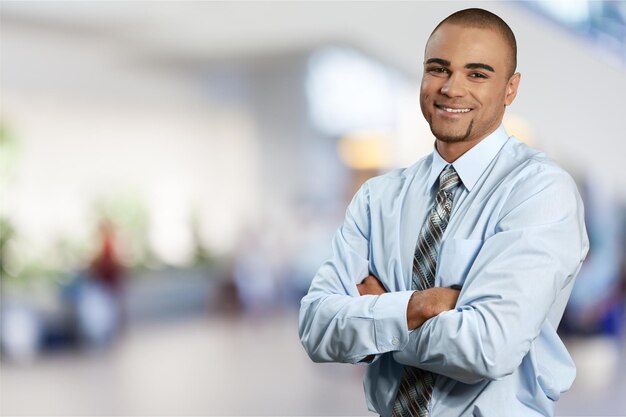 Foto hombre de negocios feliz en traje negro