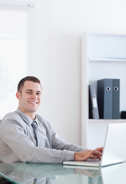 Hombre de negocios feliz usando su computadora portátil
